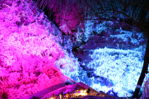 期間限定！横瀬町「あしがくぼの氷柱」のライトアップが幻想的！